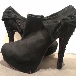 Betsey Johnson Black Booties